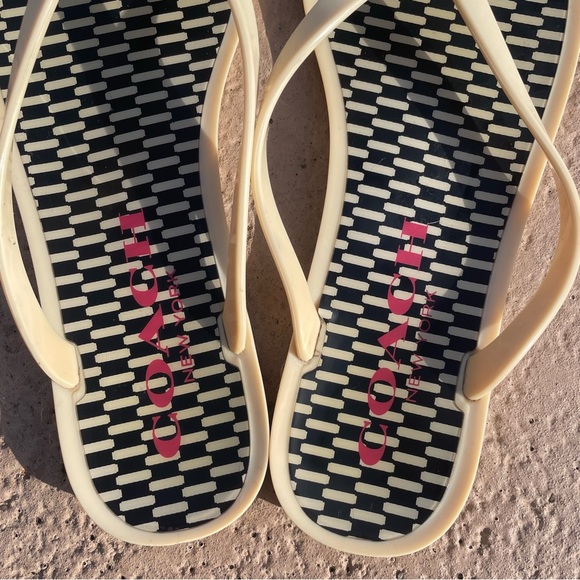 Coach New York Landon Cream Gold Metal Bow Black White Jelly Flops Size 8 - Picture 2 of 11